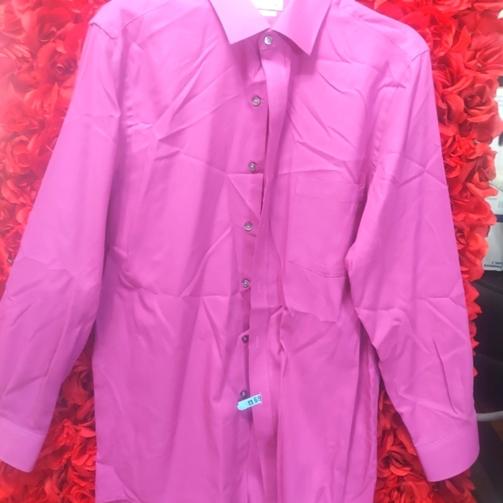 Van Heusen Men's Magenta Dress Shirt.   Size 15 1/2 32-33